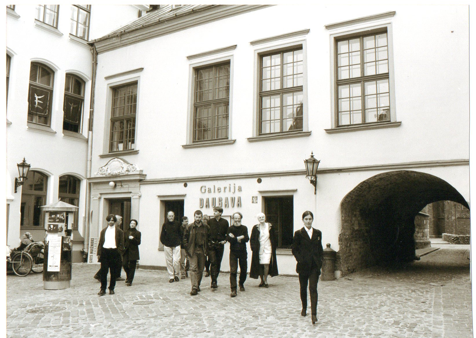 Melnbalta pirmās izstādes fotogrāfija (1993)